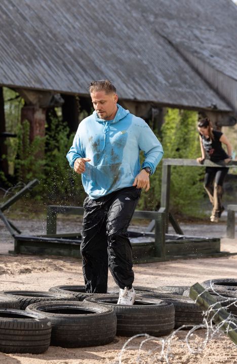 Entinen pikajuoksija Markus Pöyhönen luovutti heti alussa lonkkiensa kipeytymisen takia.
