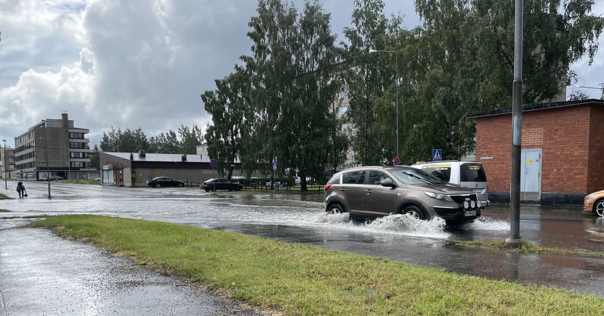 Rankkasade sai tien tulvimaan ja vesi kasteli liikekiinteistön lattian Kemin keskustassa | Lappi