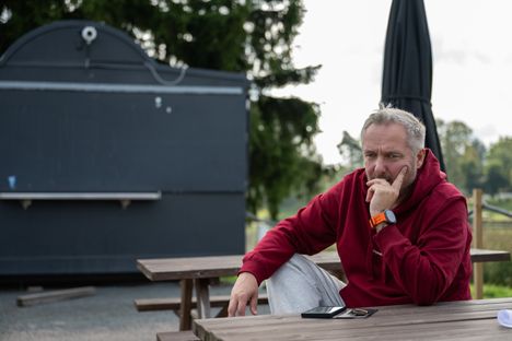 Yrittäjä Sami Korpela mietteliäänä. Nuorison tekemä tuore ilkivaltaisku laittoi pohtimaan terassiravintolan jatkon järkevyyttä.