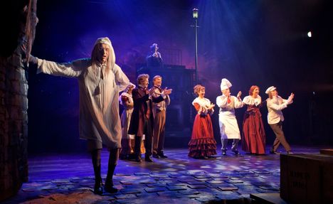 Saiturin joulu vei katsojat dickensläisiin tunnelmiin Tampereen Teatterissa 11 vuoden ajan.
