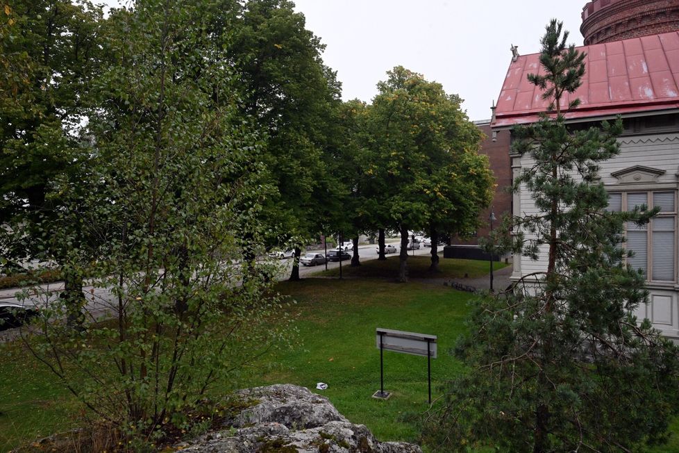 Raumalla puukotettiin Merimuseon edustalla. Teon aikaan nurmialueelle oli kerääntynyt paljon väkeä, sillä vastapäinen ravintola oli menossa kiinni. 