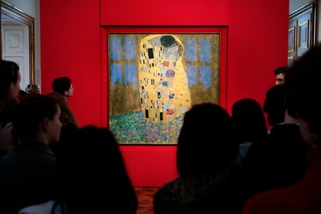 Klimtin kuuluisimpia töitä on Suudelma, joka on esillä Belvedere-museossa Wienissä. 