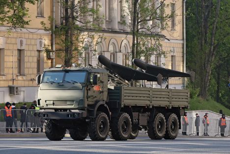 Venäjä esitteli iranilaisista Shahedeista kehitettyjä omia Geran-lennokkejaan voitonpäivän paraatissa toukokuussa. Lennokin edistyneimmän versiot on varustettu suihkumoottorilla, ne lentävät korkealla ja syöksyvät parvissa kohteisiinsa, mikä vaikeuttaa huomattavasti torjuntaa.