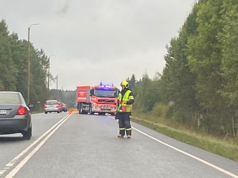 Pelastuslaitos ohjasi liikkennettä yhtä kaistaa pitkin tapahtumapaikalla.