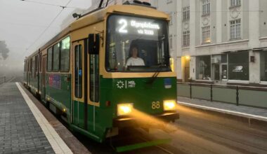 Helsingissä perutaan ratikkavuoroja, koska öinen jännitteen nosto rikkoi osan vaunuista | Uutisia lyhyesti