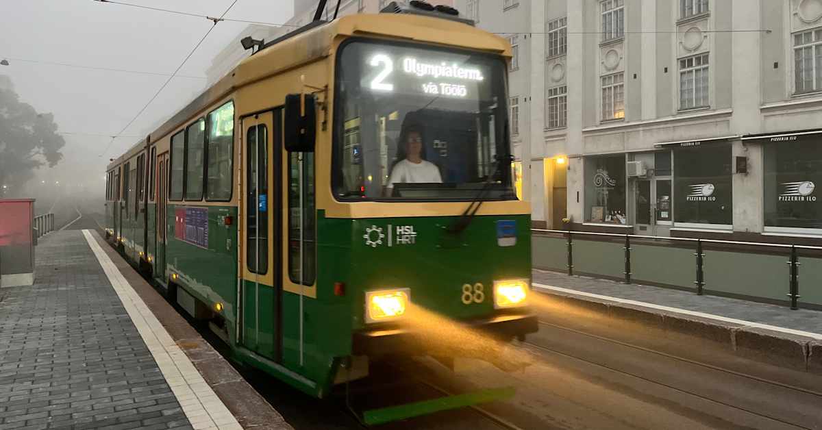Helsingissä perutaan ratikkavuoroja, koska öinen jännitteen nosto rikkoi osan vaunuista | Uutisia lyhyesti