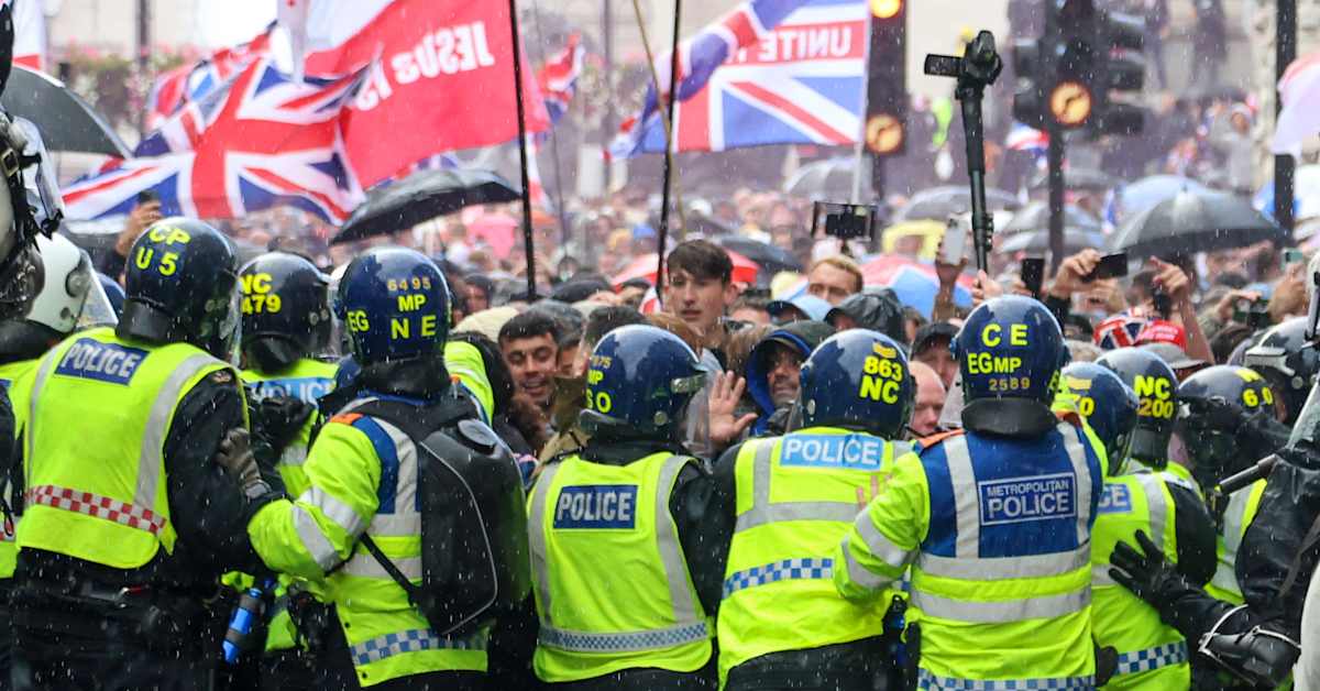 Britannian pääministeri tuomitsi mielen­osoittajien hyökkäykset poliiseja vastaan | Uutisia lyhyesti