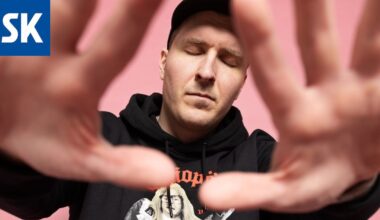 Uusi dokumentti kurkistaa Juuso ”Köpi” Kallion stand up -kiertueen kulissien taakse – ensi-ilta koittaa Porin päivänä