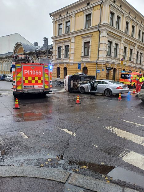 Onnettomuus Tampereen ydinkeskustassa haittaa liikennettä.