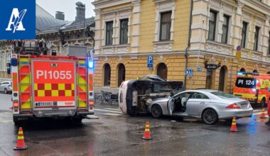Auto kaatui kyljelleen, yksi loukkaantui