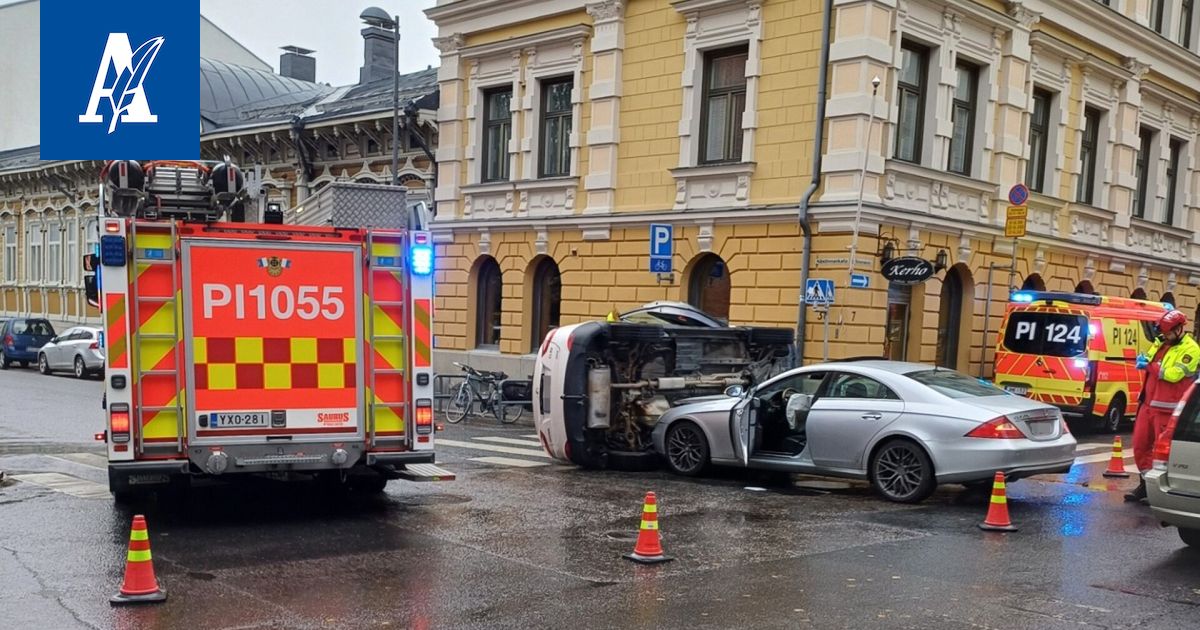 Auto kaatui kyljelleen, yksi loukkaantui