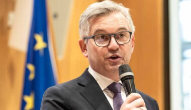 Suomi on EU:n tehokkaimpia palauttamaan kielteisen turvapaikkapäätöksen saaneita ihmisiä, EU-komissaari kehuu | Politiikka