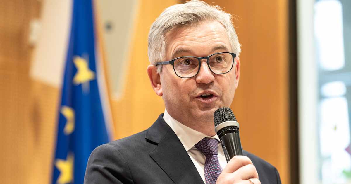 Suomi on EU:n tehokkaimpia palauttamaan kielteisen turvapaikkapäätöksen saaneita ihmisiä, EU-komissaari kehuu | Politiikka