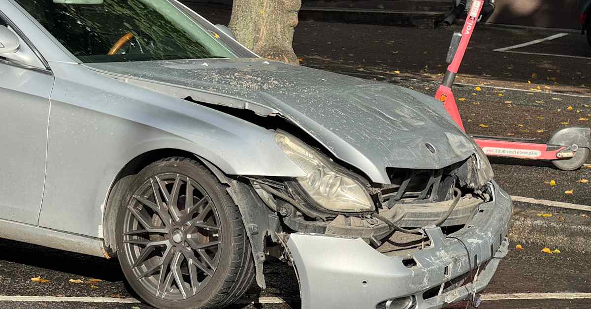 Kolari Tampereen keskustassa: auto kaatui kyljelleen risteyksessä, yksi loukkaantui | Pirkanmaa