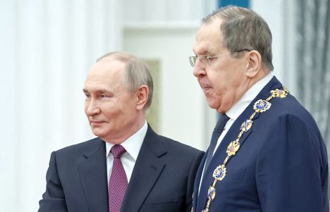 Vladimir Putin luovutti Pyhän Andreaksen ritarikunnan kunniamerkin ketjuineen Sergei Lavroville toukokuussa Kremlissä järjestetyssä tilaisuudessa.