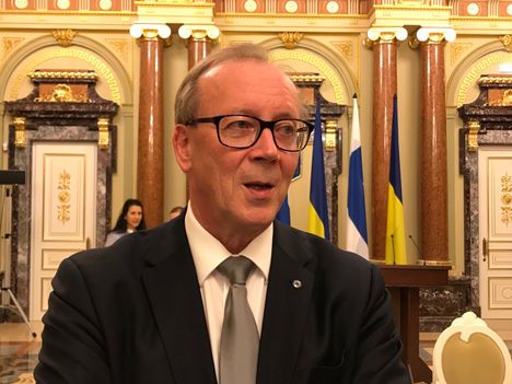 Jussi Nuortevan mukaan kunniamerkkejä ei normaalisti myönnetä takaperoisessa järjestyksessä, vaan yleensä suunta on arvoltaan nouseva.
