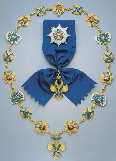 Tältä näyttää Venäjän korkein valtiollinen ansiomerkki eli Pyhän Andreaksen ritarikunnan kunniamerkki ketjuineen.
