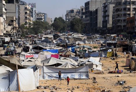 Sotatoimet uhkaavat Gazan kaupungin siviiliväestöä. Telttaleiri Gazan kaupungissa 16. syyskuuta.