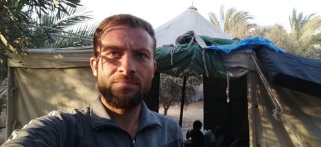 Iyad Manaa asui perheineen teltassa Deir al-Balahissa viime vuoden kesällä.