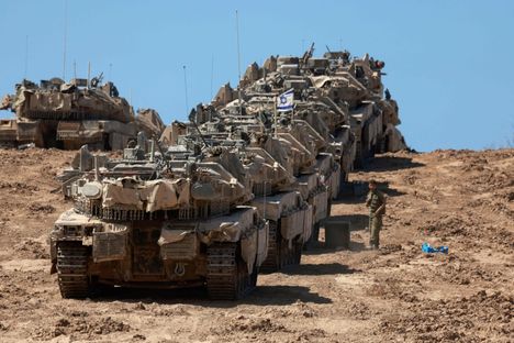 Israelilaisia panssarivaunuja Gazan kaistaleen rajalla maanantaina.