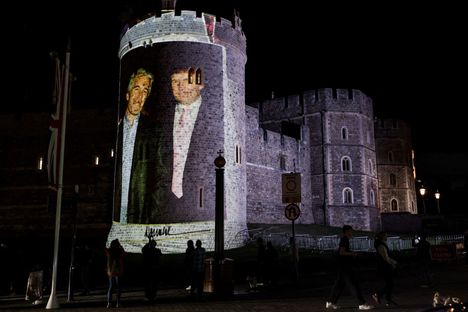 Windsorin linnan seinään heijastettiin Trumpin ja Epsteinin yhteiskuvia.