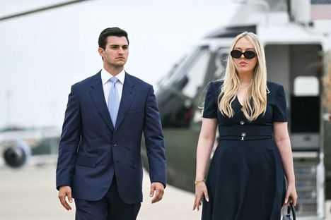 Michael Boulos ja Tiffany Trump kuvattiin Marylandissa menossa lentokoneeseen.