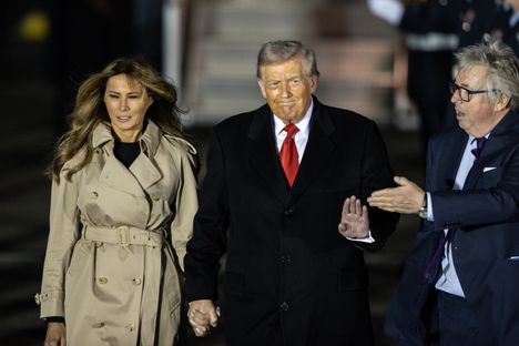 Donald ja Melania Trump laskeutuivat koneesta käsi kädessä.