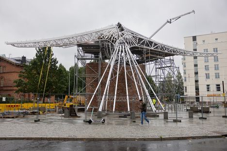 Aikanaan korppi tarjoaa kaupunkilaisille suojaa sateelta ja tuulelta, mutta myös varjoa aurinkoisina kesäpäivinä.
