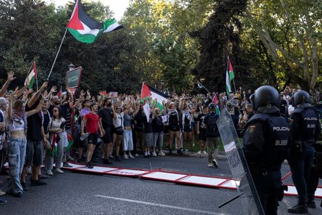 Palestiinaa tukeneet mielenosoittajat tunkeutuivat Madridin kaduille, jonne kolme viikkoa kestäneen etappikisan oli tarkoitus loppua.