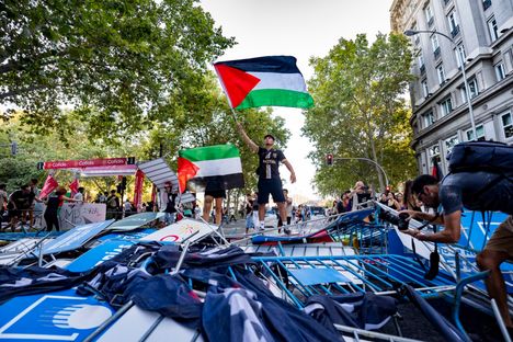 Palestiinaa tukevat mielenosoittajat pysäyttivät pyöräilyn Espanjan ympäriajon sunnuntaina Madridissa.