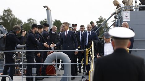 Stubbin ja Rinkevicsin delgaatio saapui merivoimien tukikohtaan näyttävästi.
