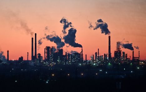 Ukraina on iskenyt viime aikoina toistuvasti Venäjän öljynjalostamoihin. Kuva paikallisesta öljynjalostamosta Venäjän Omskissa.