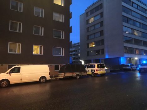 Poliisiauto Hietalahdenkadulla keskiviikkoiltana.