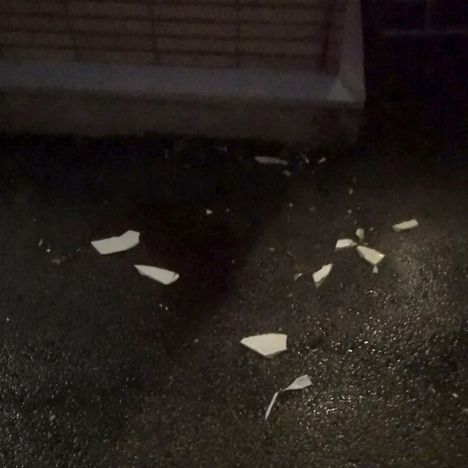 Sirpaleita kerrostalon sisäpihalla.