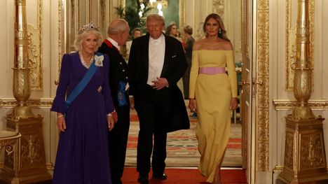 Joissain kuvissa Melania Trumpin mekon vyö näytti vaaleanpunaiselta.