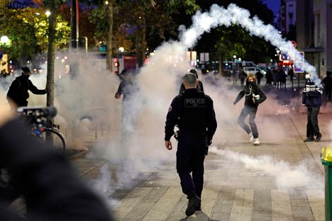 Pariisissa heiteltiin aamulla kyynelkaasusäiliöitä, kun mielenosoittajat ja poliisi kohtasivat.