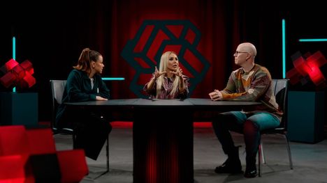 Henkäykset kuuluvat myös Pirunpeli-ohjelmassa. Kuvassa panelistit Lina Schiffer, Sointu Borg ja Toni Wirtanen.