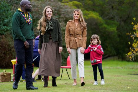 Melania vaikutti tulevan pienten lasten kanssa hyvin toimeen.