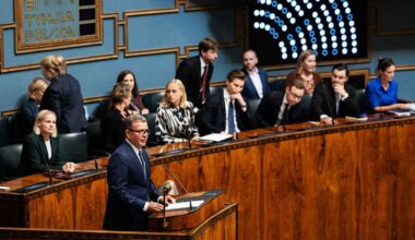 Hallitus pudottaa omia palkkioitaan | Politiikka