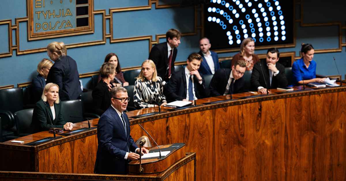 Hallitus pudottaa omia palkkioitaan | Politiikka
