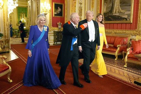 Presidenttipari osallistui kuningas Charlesin isännöimälle juhlaillalliselle keskiviikkona.