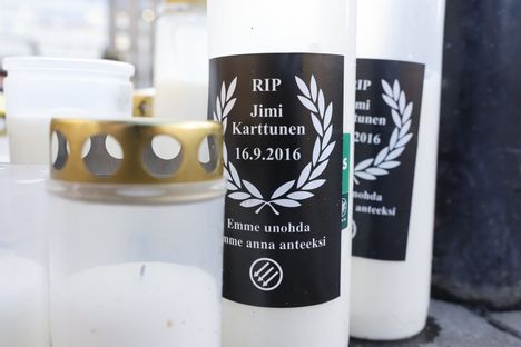 Yksittäisissä muistokynttilöissä oli mustalle pohjalle kirjoitettu teksti: ”Emme unohda, emme anna anteeksi.”