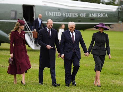 Kas vain, presidenttipari astelee käsi kädessä! Vastaanottokomiteana Walesin prinsessa Catherine ja Walesin prinssi William.