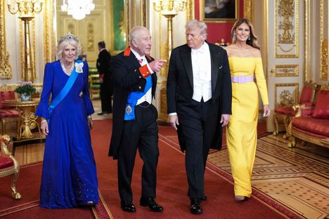 Kuningatar Camilla ja kuningas Charles III saapuivat Windsorin linnan juhlaillallisille Yhdysvaltain presidenttiparin kanssa.