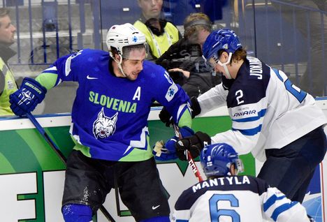 Kopitar paini Jyrki Jokipakan ja Tuukka Mäntylän kanssa kevään 2015 MM-kisoissa.