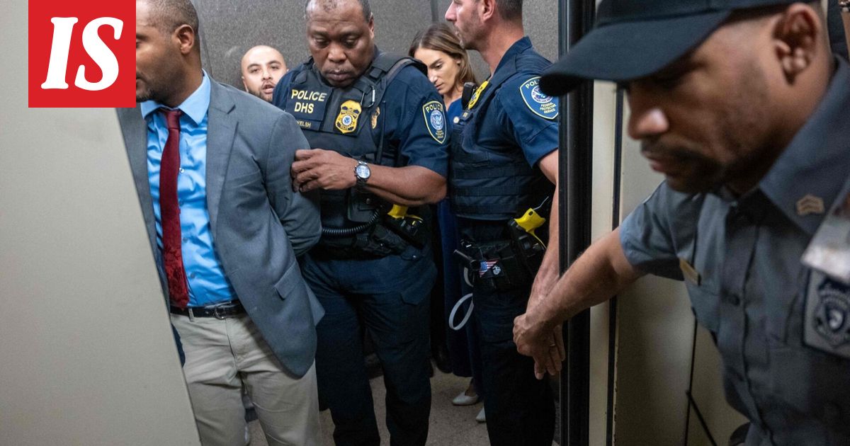 Kaaos New Yorkin karkotustiloissa – poliitikkoja pidätettiin