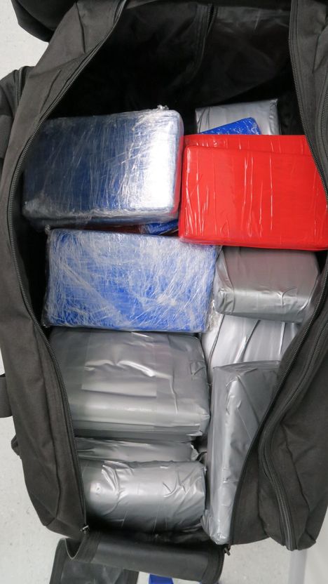 Poliisi takavarikoi kaksi kassia, joista löytyi 44 kiloa kokaiinia.