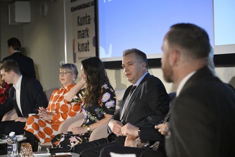 Kuntamarkkinoiden paneeliin osallistuivat muun muassa perussuomalaisten varapuheenjohtaja Joakim Vigelius, vasemmistoliiton Aino-Kaisa Pekonen, kokoomuksen Anna-Kaisa Ikonen ja keskustan puheenjohtaja Antti Kaikkonen.