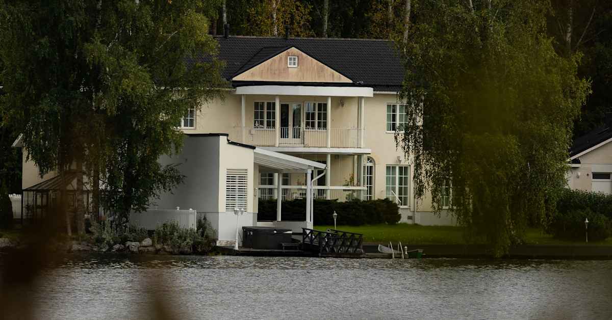 Jalka­palloilijan entinen miljoonatalo päätyi alaikäisten maahan­muuttajien ryhmäkodiksi – työntekijöitä uhkailtu | Kotimaa