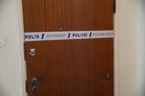 Poliisi kertoi perjantaina, että se epäilee 59-vuotiasta miestä taposta Helsingin Hietalahdenkadulla. 55-vuotias nainen putosi kuolemaansa parvekkeeltaan.